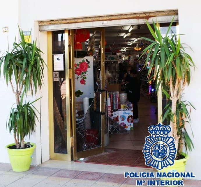 La Policía Nacional detiene `in fraganti a tío y  sobrino cuando cometían un robo con fuerza en un bazar