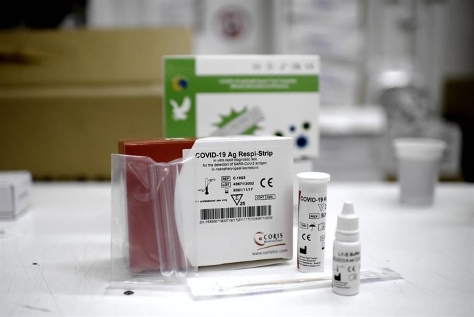 Caja de un test de antígeno para Covid-19 colocada en una farmacia, en Madrid (España). 