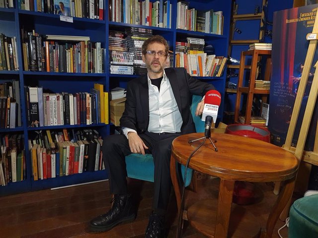 El director de cine Juanma Bajo Ulloa en una entrevista a Europa Press