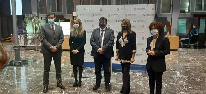 Autoridades durante la jornada de presentación a los empresarios de Huelva de la Zona de Actuación Logística (ZAL) del puerto.