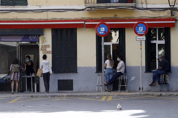 Clientes en la terraza de un café de Palma de Mallorca. La isla, junto con Menorca e Ibiza, inicia este lunes, 11 de mayo, la fase 1 del plan de desescalada que ha elaborado el Gobierno de España.