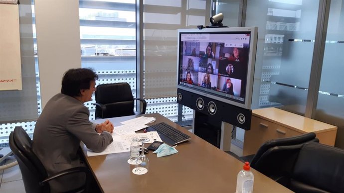 El secretario general de Empleo y Trabajo Autónomo de la Junta de Andalucía, José Agustín González, durante el encuentro con participantes de las Lanzaderas Conecta Empleo de Granada, Córdoba y Jaén