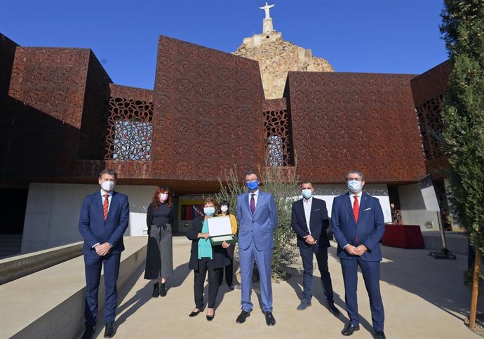 El alcalde de Murcia, José Ballesta, en el centro durante su visita al Centro de Visitantes de Monteagudo