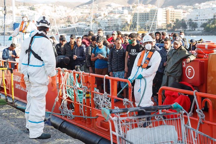 Trabajadores de Cruz Roja ayudan en el Muelle a trasladar a migrantes que han interceptado en aguas canarias