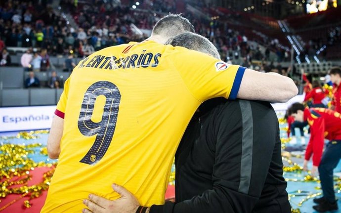 Raúl Entrerríos y Xavi Pascual en la celebración de la Copa del Rey 2020 ganada por el Bara en la Caja Mágica