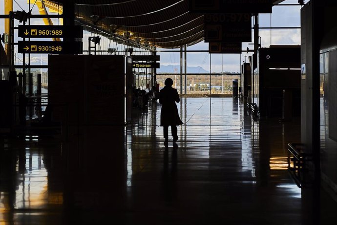 Un pasajero camina por la terminal T4 del Aeropuerto Adolfo Suárez Madrid-Barajas.