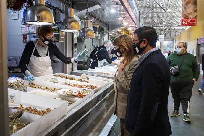 La presidenta del Puerto de Huelva, Pilar Miranda, respalda al Mercado del Carmen en una campaña promocional.