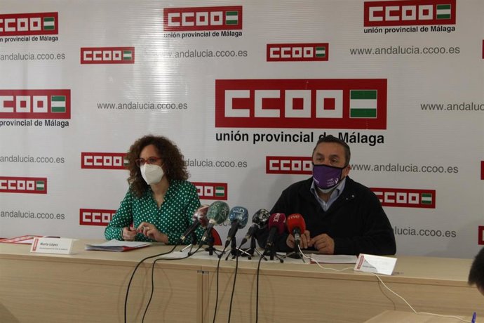 Fernando Cubillo, secretario general de CCOO en Málaga, y Nuria López, secretaria general de la organización en Andalucía, en rueda de prensa en la sede de la capital malagueña