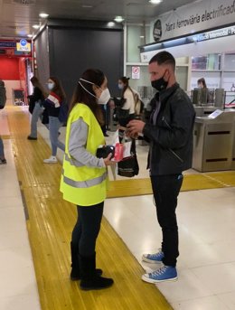 Informadores sobre el nuevo sistema tarifario de los autobuses TIB en la Estación Intermodal de Palma.