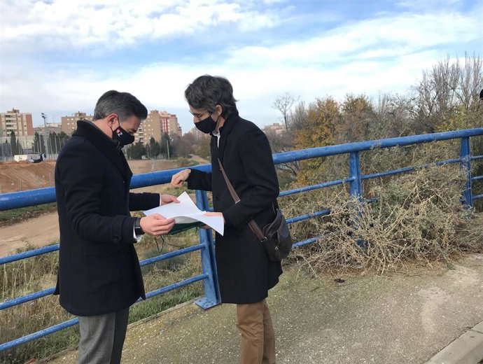 El consejero municipal de Urbanismo del Ayuntamiento de Zaragoza, Víctor Serrano,  mira un plano en el inicio de las obras de la prolongacióon de la avenida Tenor Fleta