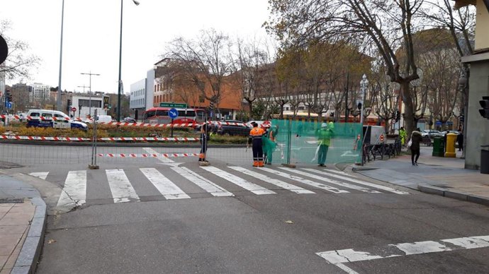 Operarios cierran el acceso a la calle Hípica desde Paseo Zorrilla.