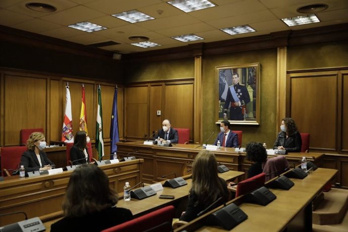 La Diputación de Almería firma un acuerdo con la Fundación 'la Caixa' para romper la brecha digital