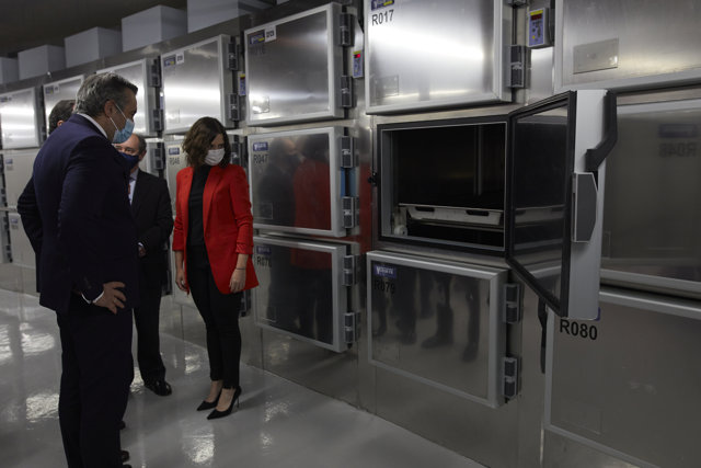 La presidenta de la Comunidad de Madrid, Isabel Díaz Ayuso, acompañada del consejero de Justicia, Interior y Víctimas, Enrique López, durante su visita a la nueva sede del Instituto de Medicina Legal y Ciencias Forenses,