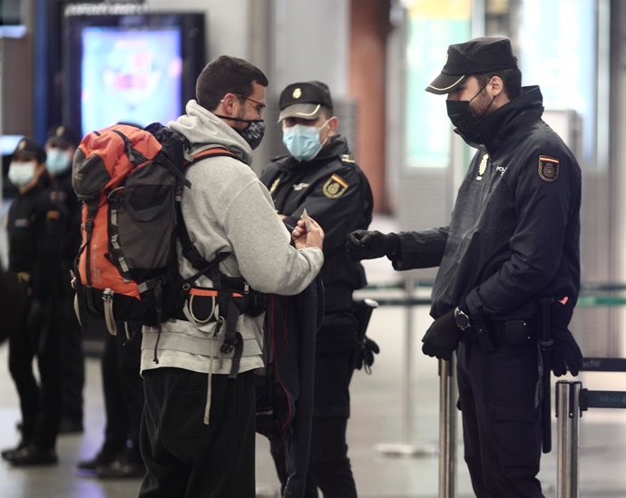 Agentes la Policía Nacional realizan controles de movilidad en la estación de AVE Puerta de Atocha durante el primer día de cierre perimetral por el puente de la Constitución en Madrid (España), a 4 de diciembre de 2020.