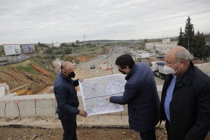 El alcalde de Córdoba, José María Bellido, visita las obras de la Ronda Norte en su tramo municipal.
