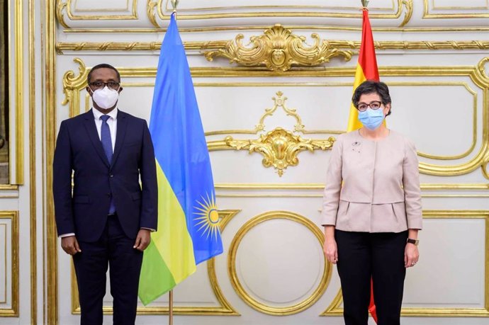 La ministra de Exteriores, Arancha González Laya, y su homólogo de Ruanda, Vincent Biruta