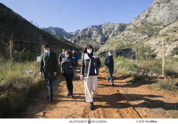 La alcaldesa de Gandia, Diana Morant, y otros responsables municipales visitan las actuaciones de regeneración de la Marxuquera