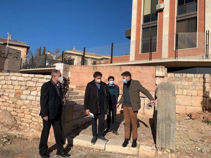 El secretario autonómico de Turisme, Francesc Colomer y el alcalde de la localidad, Manuel Civera, en el municipio