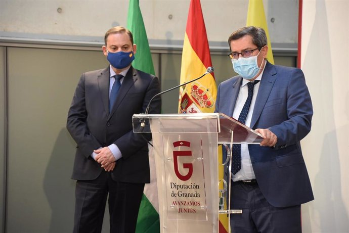 El ministro de Transportes, Movilidad y Agenda Urbana, José Luis Ábalos, y el presidente de la Diputación de Granada, José Entrena, en la firma de un protocolo de colaboración.
