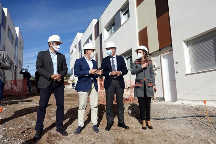 El alcalde de Santa Cruz de Tenerife, José Manuel Bermúdez, y el consejero de Obras Públicas, Transporte y Vivienda del Gobierno de Canarias, Sebastián Franquis, visitan las viviendas de El Tablero