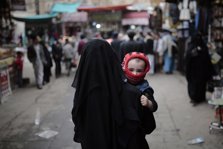 Una mujer con su hijo en Yemen