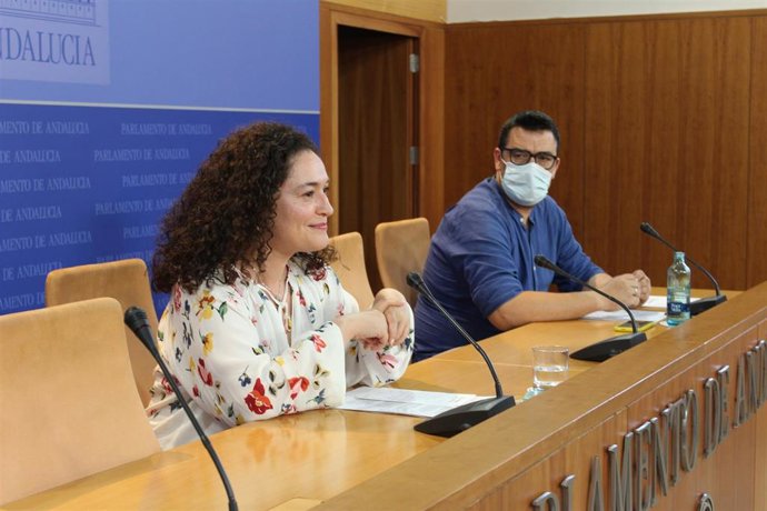 La portavoz parlamentaria de la confluencia, Inmaculada Nieto, junto al diputado de Adelante Guzmán Ahumada, en rueda de prensa (Foto de archivo).