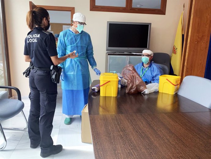 Una Policía Local se somete al test del Covid-19 en el Ayuntamiento de Palma del Rí, en una imagen de archivo.