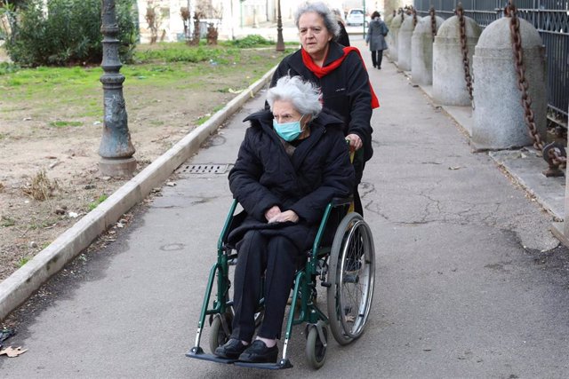 Anciana con una mascarilla por el coronavirus en Roma, Italia