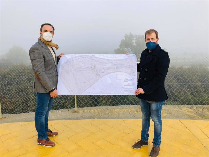 El concejal de Obras muestra un plano del proyecto