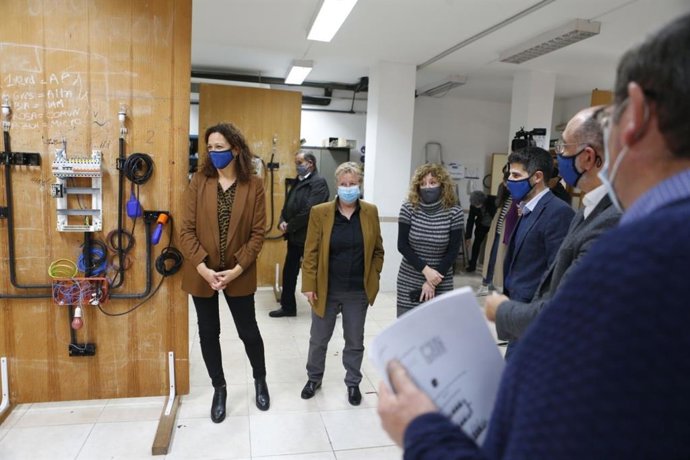 La presidenta del Consell de Mallorca, Catalina Cladera, durante una visita a las instalaciones de la Fundación Patronato Obrero en Palma.