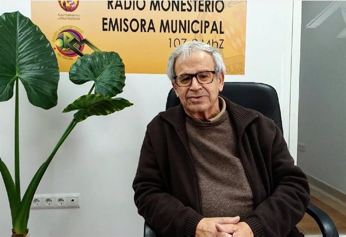 El párroco Pedro Maya en la emisora de Monesterio.