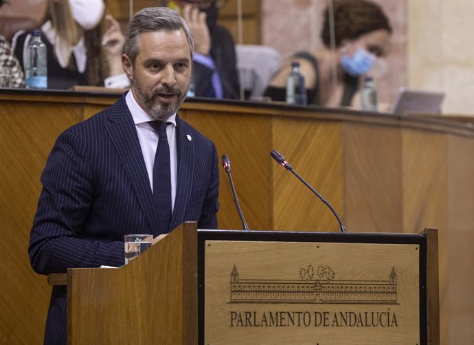 El consejero de Hacienda y Financiación Europea, Juan Bravo, durante su intervención en el Debate de totalidad del proyecto de Ley de Presupuestos de la Comunidad Autónoma de Andalucía para 2021. En el Parlamento de Andalucía, Sevilla (Andalucía, España