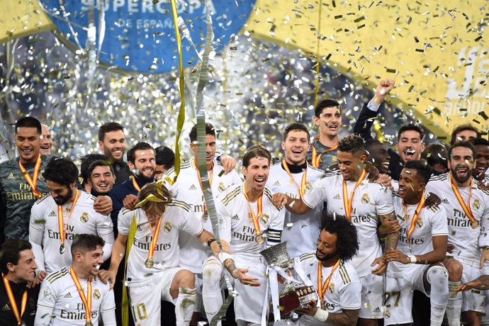 dpatop - 12 January 2020, Saudi Arabia, Jeddah: Real Madrid players celebrate with the trophy after defeating Atletico Madrid in the Spanish Supercopa final soccer match at King Abdullah Sport City Stadium. Photo: -/Saudi Press Agency/dpa