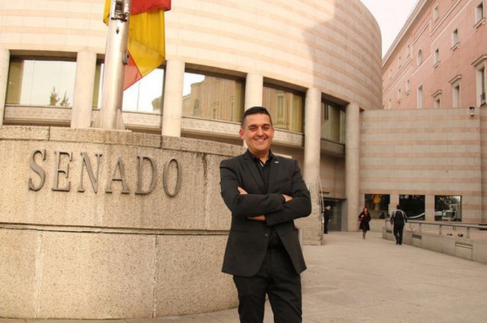 Mulet posa frente al Senado
