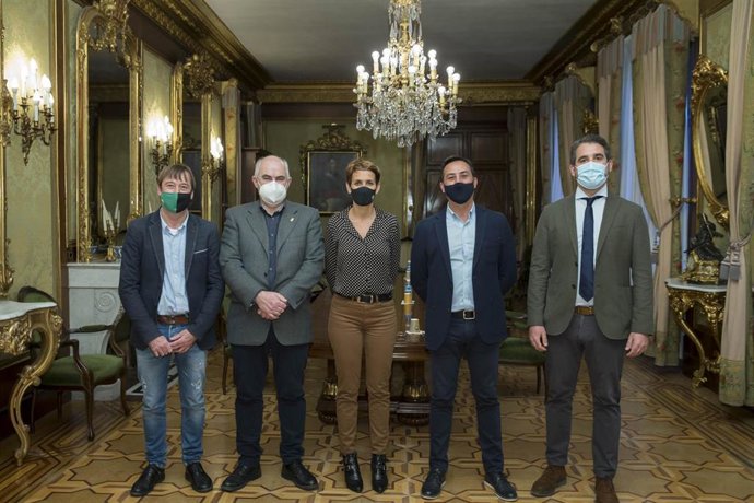 Koldo Monreal, el vicepresidente José María Aierdi, la presidenta del Gobierno de Navarra María Chivite, Manuel Medina y Miguel Rodríguez del Consorcio Passivhaus