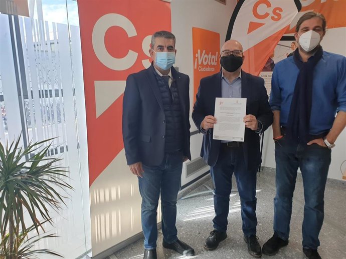 Javier Cabezas, portavoz de Cs en Dos Hermanas, con la moción para que se dote presupuestariamente con recursos propios un complemento al coste/hora del servicio de ayuda a domicilio