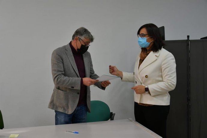 La delegada de Agricultura, Ganadería, Pesca y Desarrollo Sostenible, María José Martín, hace entrega de una de las resoluciones de ayuda a una agrupación de defensa sanitaria ganadera