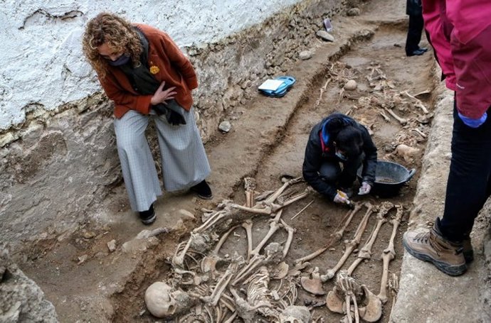 La consellera de Justícia, Ester Capella, visita l'excavació de la fossa comuna del cementiri de Salomó. Tarragona, 1 de desembre del 2020.