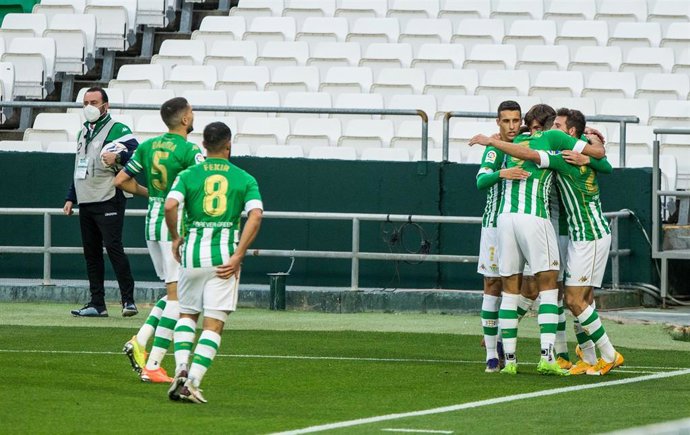 Los jugadores del Betis celebran su gol ante el Villarreal en LaLiga Santander 2020-2021
