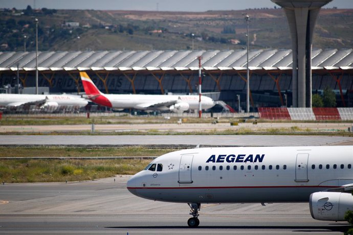 Un avión de la empresa griega Aegean se dirige a la terminal 4 después de aterrizar en el Aeropuerto de Madrid-Barajas Adolfo Suárez en el tercer día en el que entra en vigor la orden del Ministerio de Sanidad por la que todas las personas procedentes d