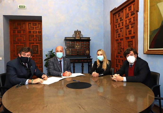 El presidente de la Diputación de Córdoba, Antonio Ruiz (segundo por la izda.), en la firma con el Córdoba CF