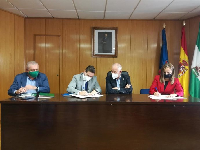 Junta y Ayuntamiento de Roquetas firma la cesión de un terreno para construir una oficia del SAE