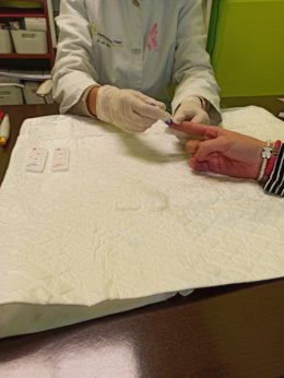 Test realizado en una farmacia de la provincia de Ourense para detectar anticuerpos frente a la Covid-19.