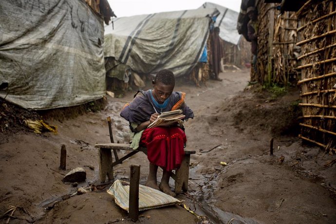 Una niña hace sus deberes en un campo de desplazados internos en Masisi, en RDC