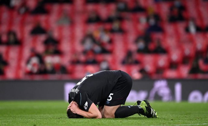 Un jugador se duele por un golpe en la cabeza