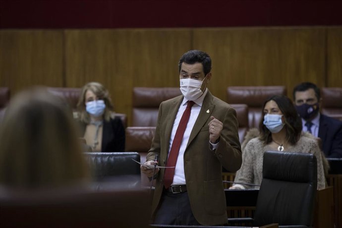 El presidente de la Junta de Andalucía, Juanma Moreno, este miércoles durante el Pleno del Parlamento. 