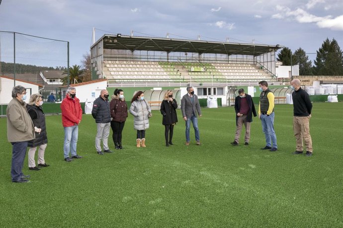 El vicepresidemnte y consejero, Pablo Zuloaga, en el campo de fubol de Vimenor