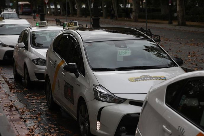Varios taxis a la espera de clientes, guardan turno en una parada