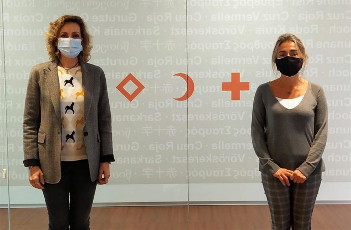 La delegada territorial de Igualdad, Políticas Sociales y Conciliación de la Junta de Andalucía en Córdoba, Inmaculada Troncoso (izda.), y la presidenta de Cruz Roja en Córdoba, Cándida Ruiz
