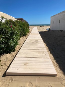 Nuevas pasarelas y aseos en las playas de Punta Umbría (Huelva).